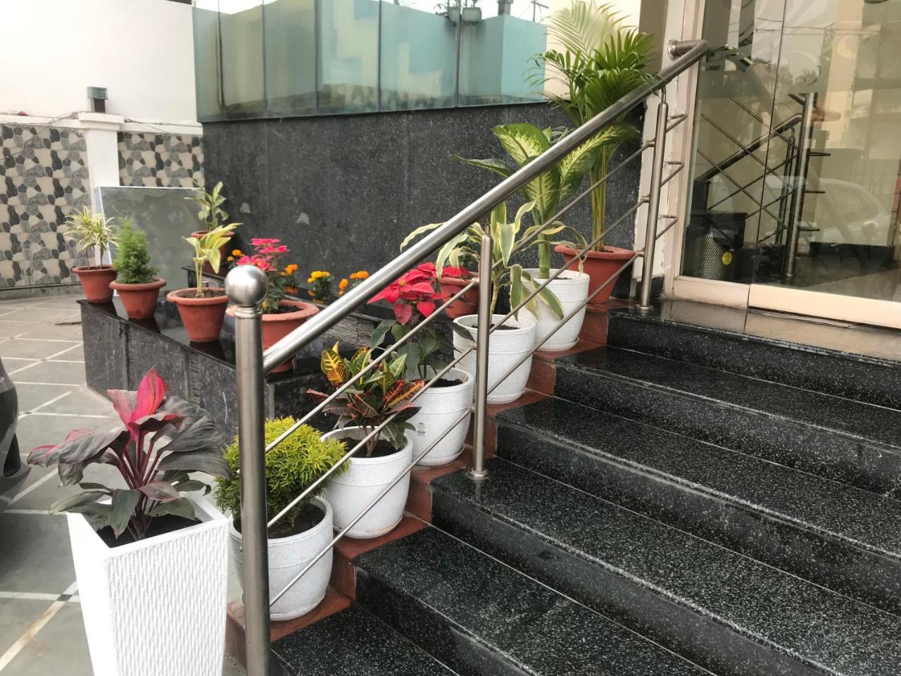 Hotel Sunrise Inn Lucknow Exteriör bild