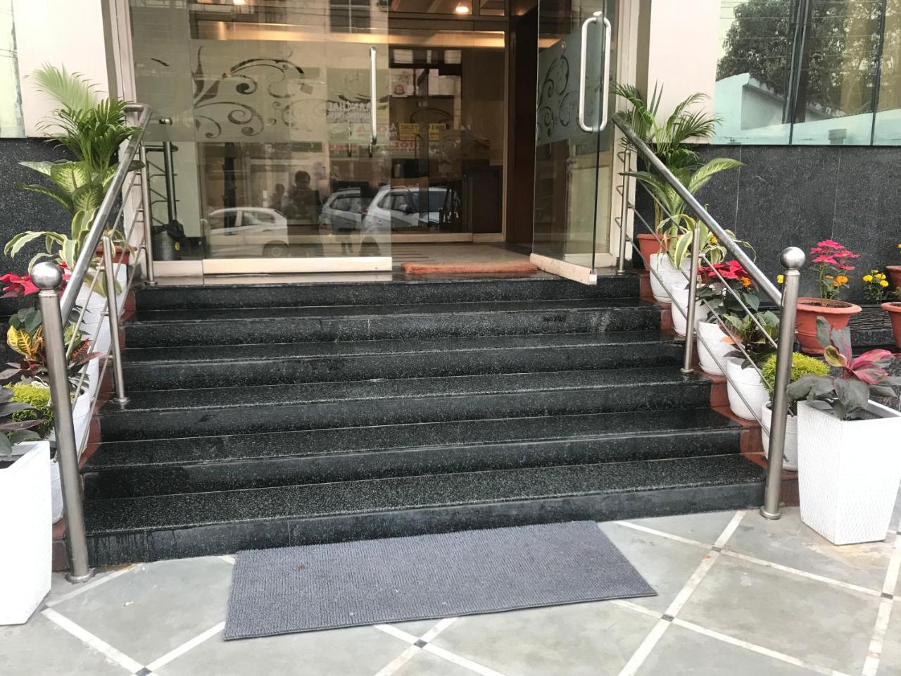 Hotel Sunrise Inn Lucknow Exteriör bild