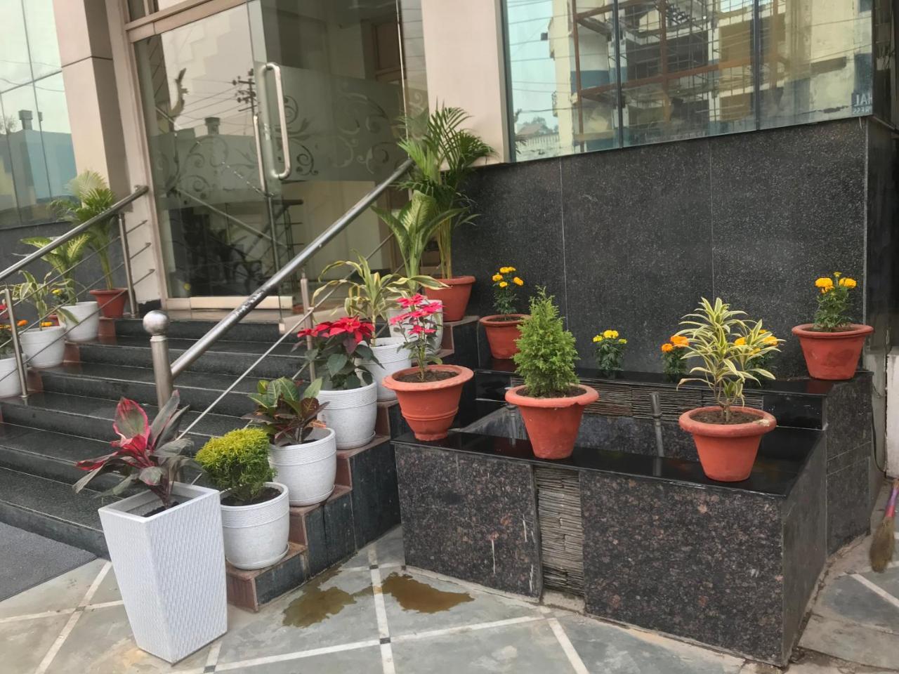 Hotel Sunrise Inn Lucknow Exteriör bild